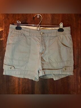 Columbia Women's Light Green/Khaki Cargo Shorts